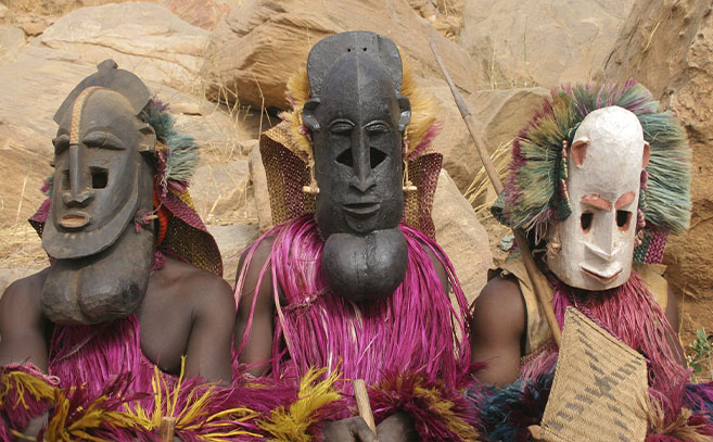 Enmascarado, tres bailarines de dogón máscaras humanos Enmascarado, tres bailarines de dogón máscaras humanos