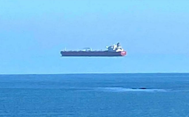 Efecto Fata morgana parece que el barco flota en el aire Efecto Fata morgana parece que el barco flota en el aire