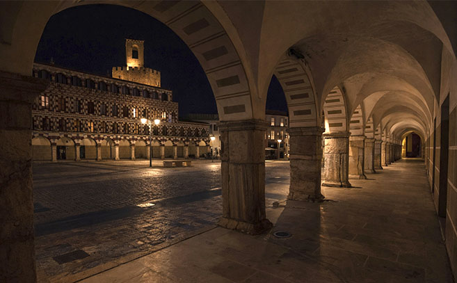 La Plaza Alta de noche adquiere matices increíbles La Plaza Alta de noche adquiere matices increíbles