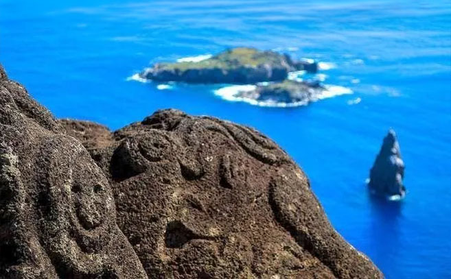 Acantilado del Rano Kau con Motu Nui al fondo