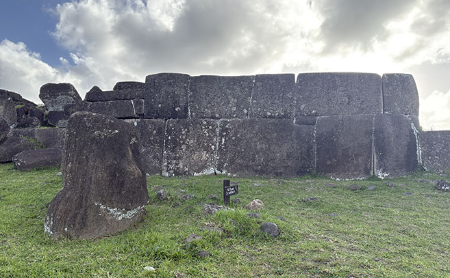 El Ahu Tahira en Vinapu parece ensamblado como los muros preincaicos