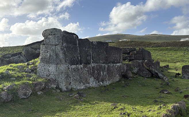 Grandes piedras ensambladas con precisión hacen de Vinapu un yacimiento atípico