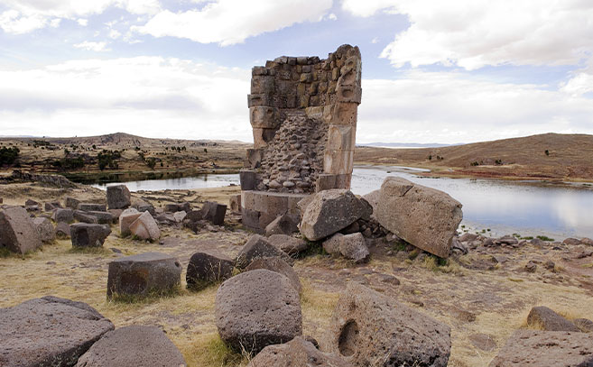 Las chullpas de Silustani, cerca del lago Titicaca, siguen el mismo patrón constructivo que Vinapu