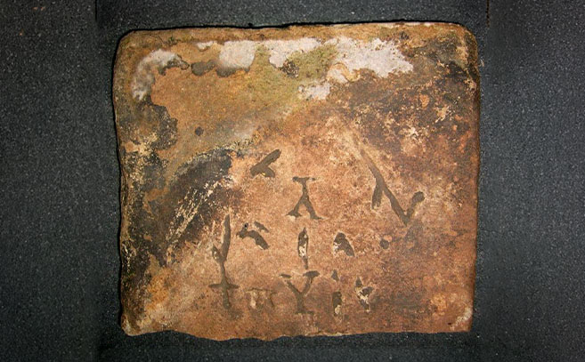 La losa de piedra con los simbolo hallada cerca de Chapel Green