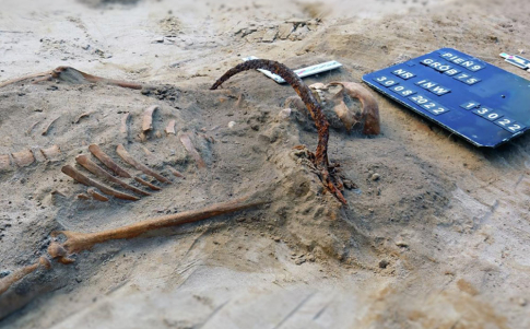 La 'vampira' de Pień fue hallada con una hoz en el cuello