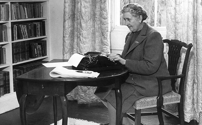 Agatha Christie frente a su máquina de escribir Agatha Christie frente a su máquina de escribir