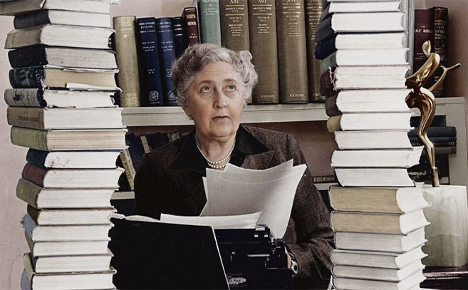La célebre novelista Agatha Christie entre libros La célebre novelista Agatha Christie entre libros