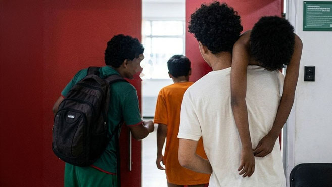 Jóvenes portando a los afectados a la sala de Urgencias Jóvenes portando a los afectados a la sala de Urgencias