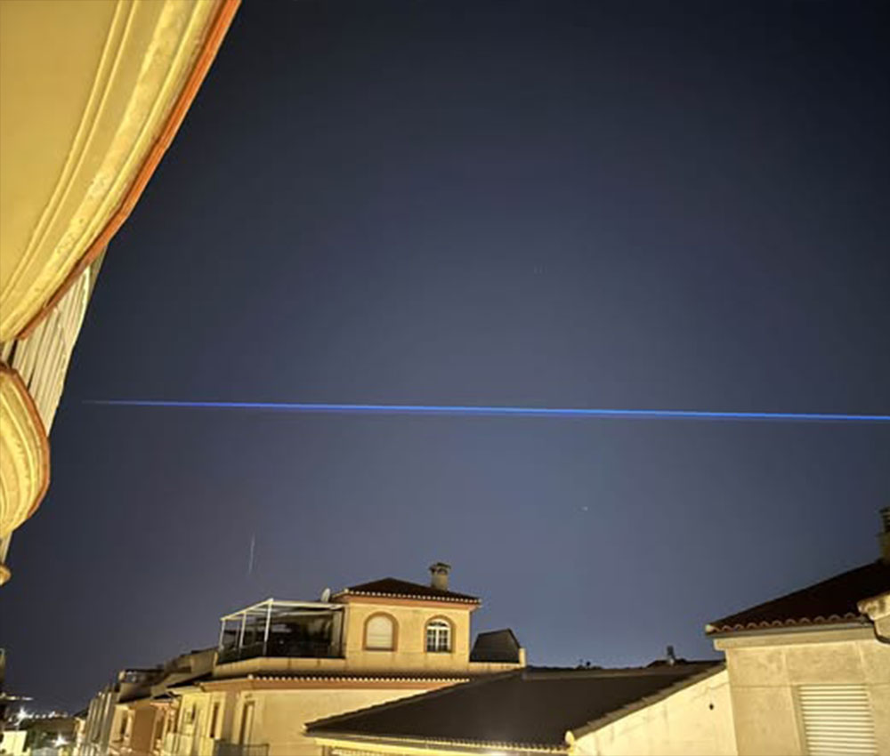 Una potente luz azul rasgó el cielo de Granada