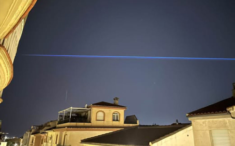 Una potente luz azul rasgó el cielo de Granada
