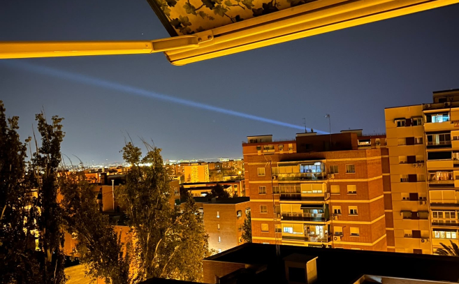 Esta imagen fue obtenida en Madrid durante el fin de semana y el haz se difumina como se esperaría de un láser