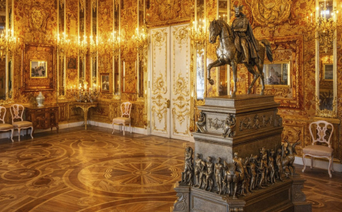 Coincidiendo con el tricentenario de San Petersburgo, en 2003 se inauguró una réplica de la Sala en el Palacio de Catalina