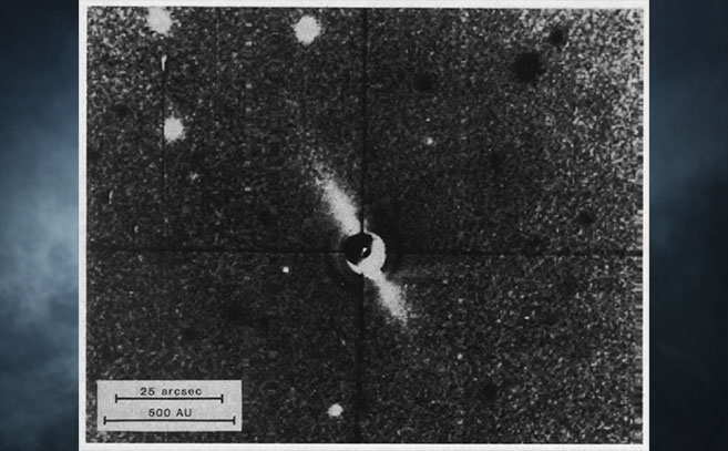 Imagen histórica del disco de escombros de la estrella Beta Pictoris, tomada en 1984 (NASA) Imagen histórica del disco de escombros de la estrella Beta Pictoris, tomada en 1984 (NASA)