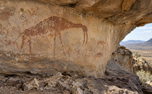 Polémica por una pintura rupestre hallada en Sudáfrica que muestra un dinosaurio extinto hace 200 millones de años