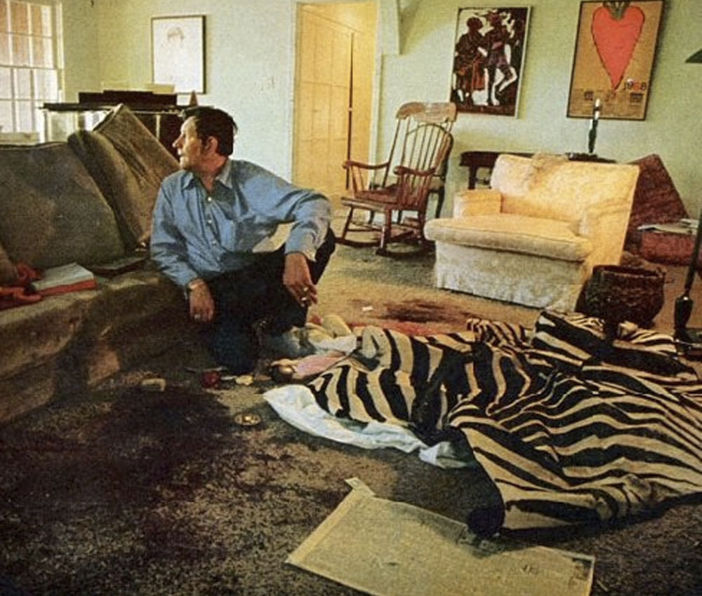 Escena del crimen de Cielo Drive (Los Ángeles, California), tras los asesinatos perpetrados por miembros de la Familia Manson la noche del 9 de agosto de 1969