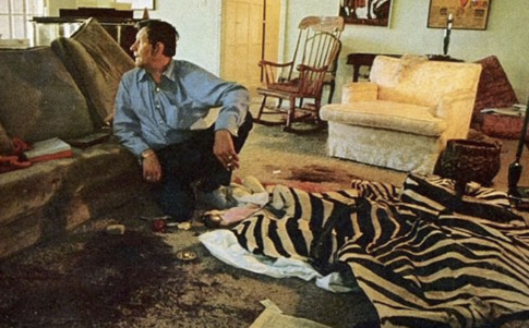 Escena del crimen de Cielo Drive (Los Ángeles, California), tras los asesinatos perpetrados por miembros de la Familia Manson la noche del 9 de agosto de 1969
