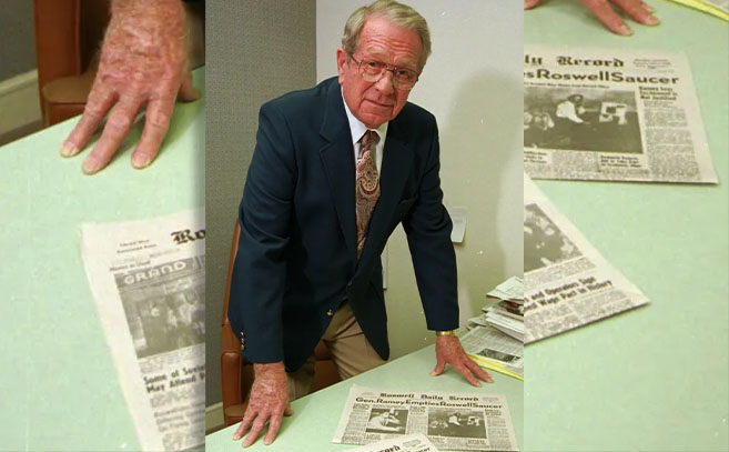 Walter Haut con un ejemplar del Roswell Daily Record Walter Haut con un ejemplar del Roswell Daily Record