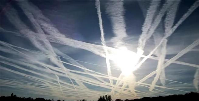 Aviones fumigan para cambiar el clima