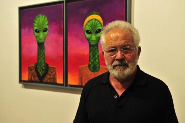 Robert Llimós frente a una de sus pinturas extraterrestres Robert Llimós frente a una de sus pinturas extraterrestres