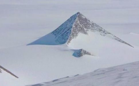 ¿Qué hay detrás de las pirámides de la Antártida?