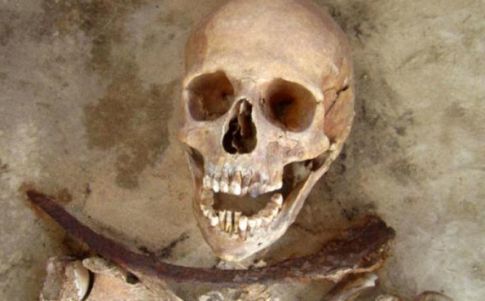 Hallan 14 "vampiros" en un cementerio medieval de Polonia