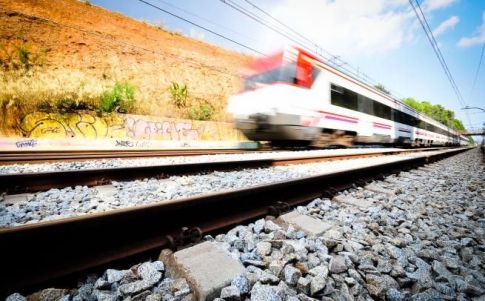 Un tren pasa por el apeadero de Torrebonica