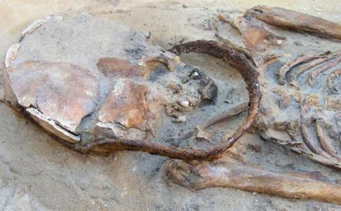 Los vampiros fueron enterrados con hoces y monedas de cobre