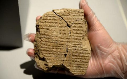 La tablilla V con los fragmentos perdidos de la epopeya de Gilgamesh