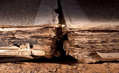 Encuentran libros envenenados del siglo XVI 
