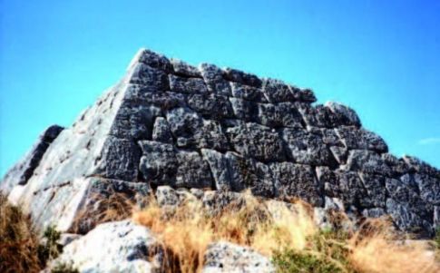 Las desconocidas pirámides griegas