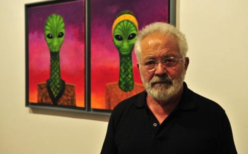 Robert Llimós frente a una de sus pinturas extraterrestres Robert Llimós frente a una de sus pinturas extraterrestres
