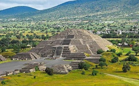 La pirámide de la Luna en Teotihuacán (c) Josep Guijarro