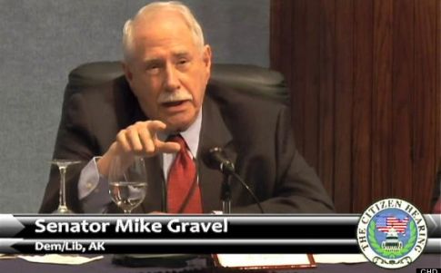 Mike Gravel dice que los extraterrestres nos vigilan