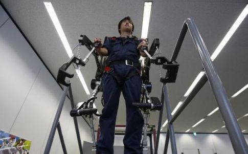 Interfaces cerebro-ordenador podrían sustituir pronto a los actuales sistemas de control de exoesqueletos.