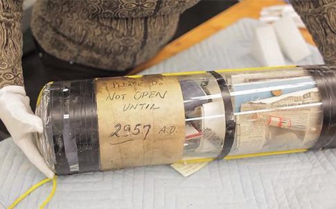 Aspecto de la cápsula del tiempo hallada en ITM