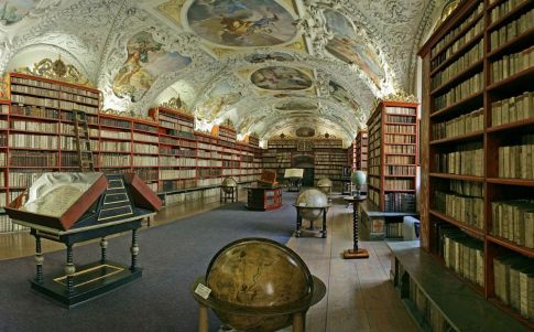 Hallan en Praga miles de libros de ocultismo de Heinrich Himmler