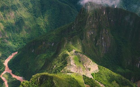 Impactante vista de las ruinas de Machu Picchu arrancadas a la selva.