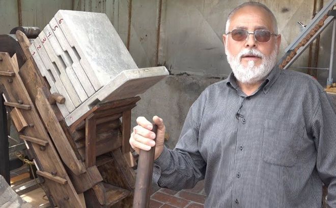 Herminio Hernández, el inventor del aparato que transporta piedras