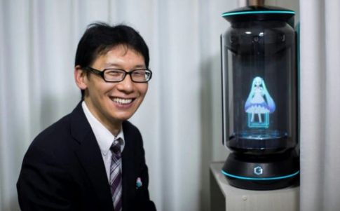 El hombre japonés que se casó con un holograma queda viudo. Foto: AFP / AFP
