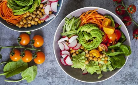 El «raw food» propone una nutrición basada en alimentos vegetales sin cocinar.