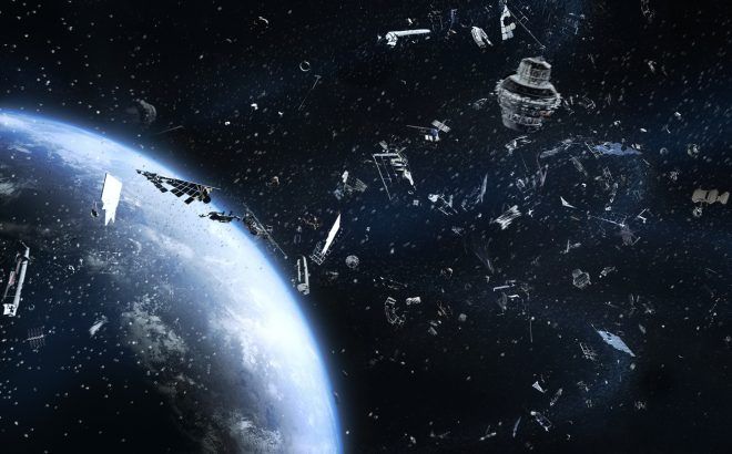 La Tierra está rodeada por un cinturón de basura espacial que resulta cada vez más preocupante, ya que las colisiones contra los satélites podrían suponer un peligro para la humanidad.