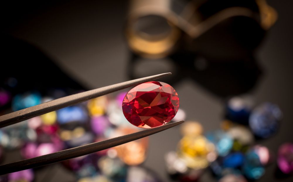  La historia detrás de las piedras preciosas malditas.