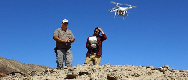 Luis Jaime del Castillo vuela un dron en un yacimiento arqueológico