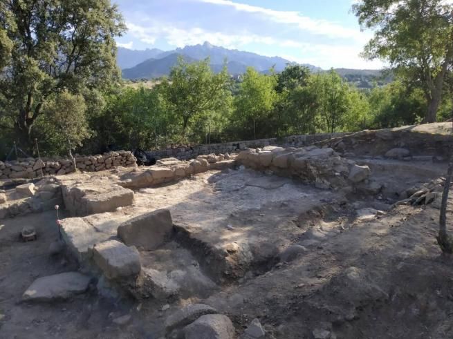 Hallan tumbas de bebés con monedas para acceder al cielo