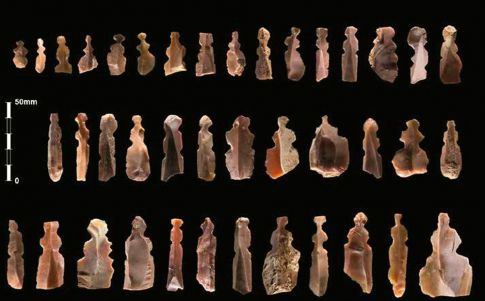 Extrañas esculturas en tumbas prehistóricas