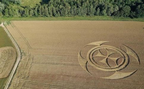 Un círculo de las cosechas muestra la cruz del temple